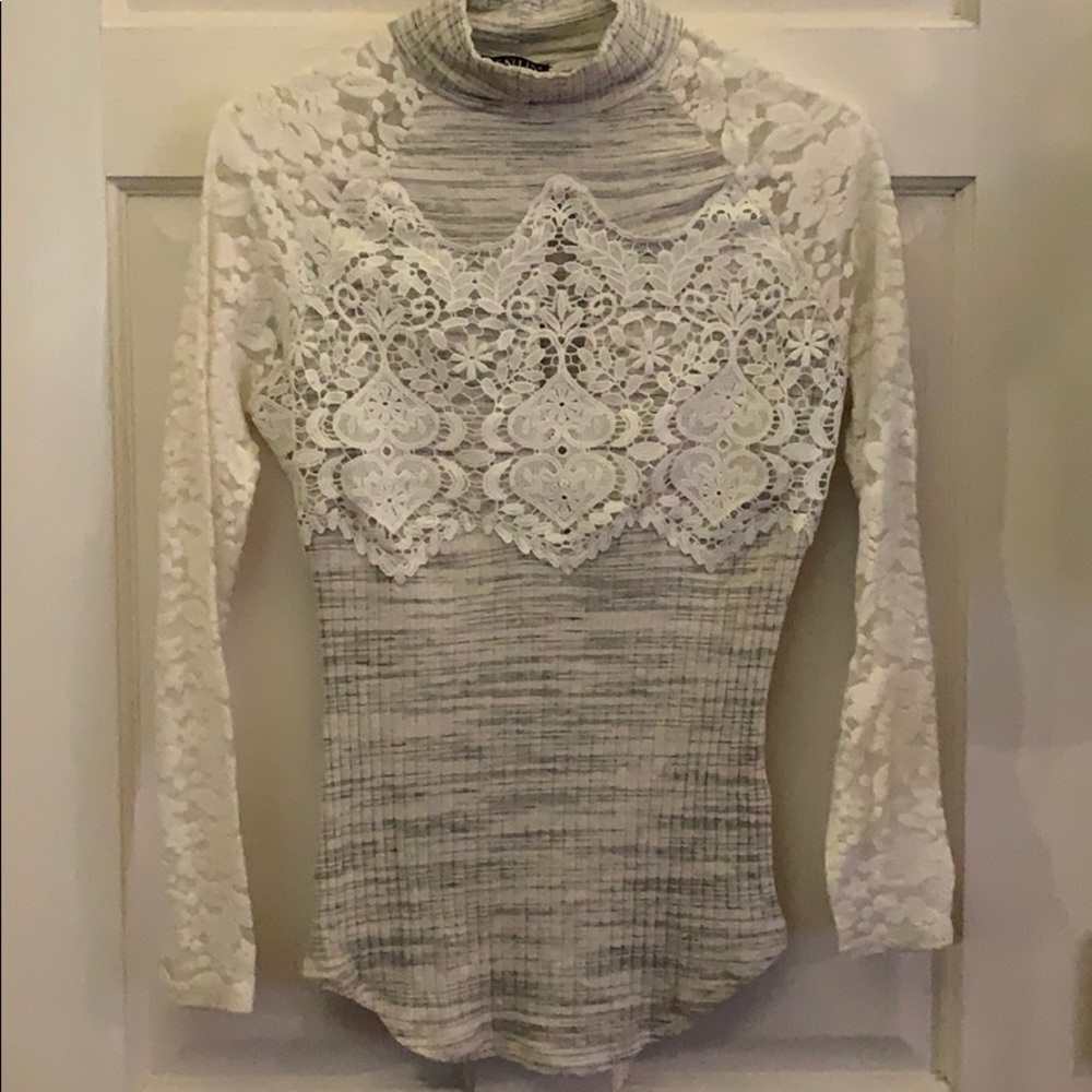 VENUS Lace Sleeved Top